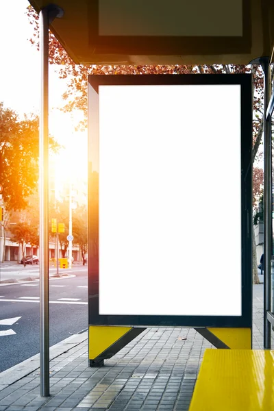 Lightbox na parada de ônibus da cidade — Fotografia de Stock