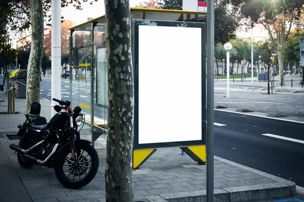 Lightbox em branco na parada de ônibus — Fotografia de Stock