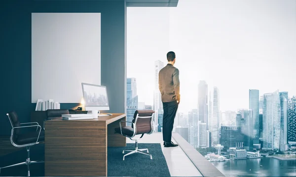 Businessman  looking at the city — Stock Photo, Image