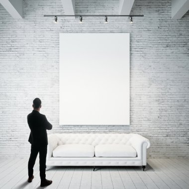 Modern kıyafetli adam