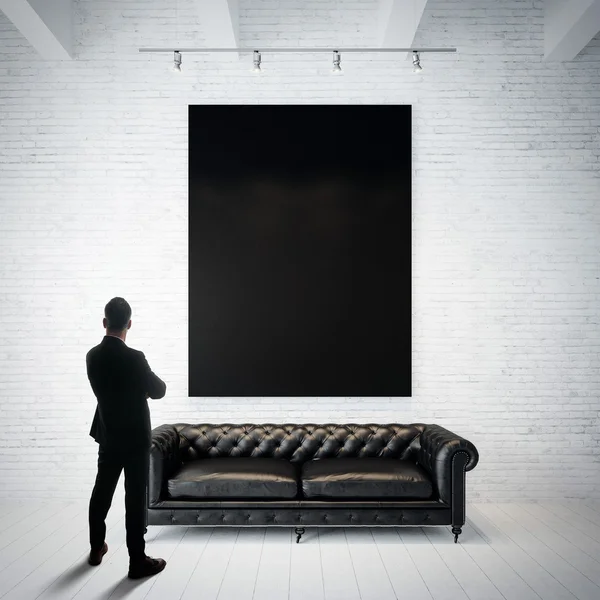 Człowiek ogląda plakat czarny — Zdjęcie stockowe