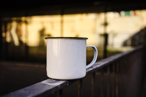 Taza de té de metal blanco — Foto de Stock
