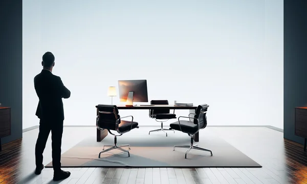 Homme d'affaires se tient dans un bureau moderne — Photo