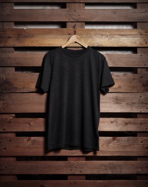 siyah tshirt asılı