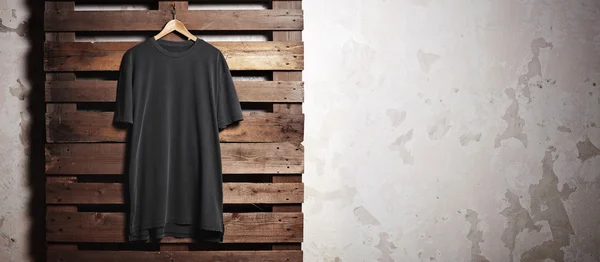 Tshirt preta pendurada — Fotografia de Stock