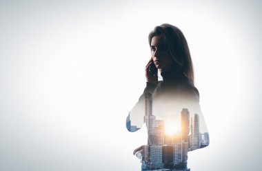 Onun smartphone tutan kadın