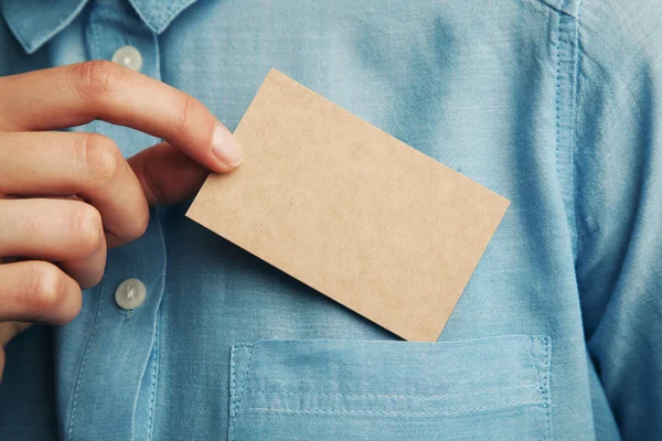 Man die ambachtelijke visitekaartje neemt — Stockfoto