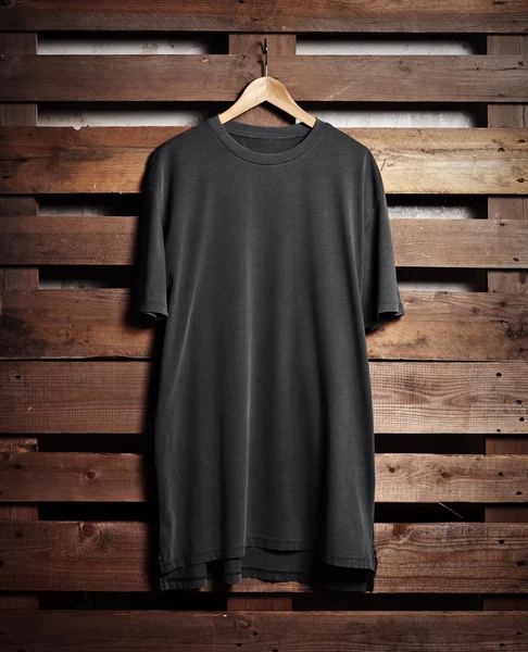Camiseta negra colgando —  Fotos de Stock