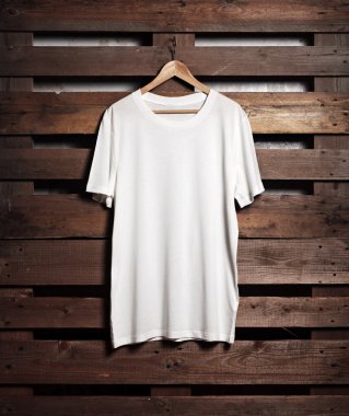 Beyaz tshirt asılı