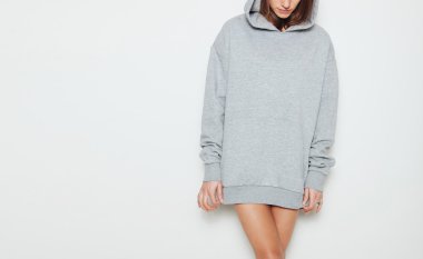 Genç kız uzun hoody giyiyor.