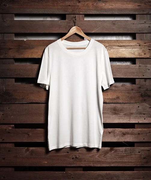 Белая футболка висит — стоковое фото