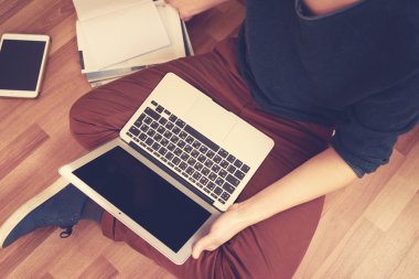 Dizüstü bilgisayarla çalışan adam.