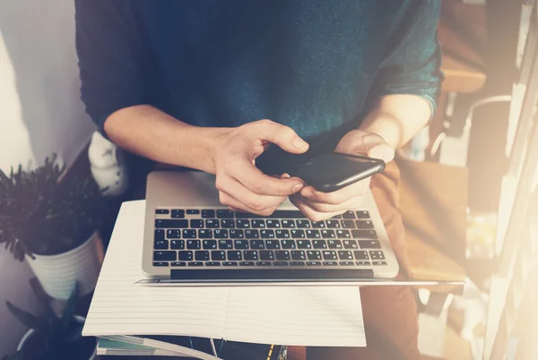 Man holding a smartphone in hands — Stock Photo, Image