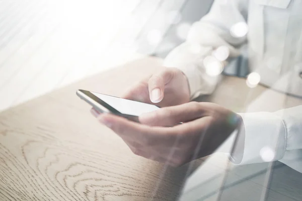 Smart telefon håller i händer — Stockfoto