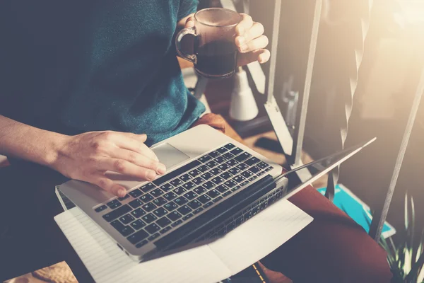 Man bedrijf koffie en werken — Stockfoto