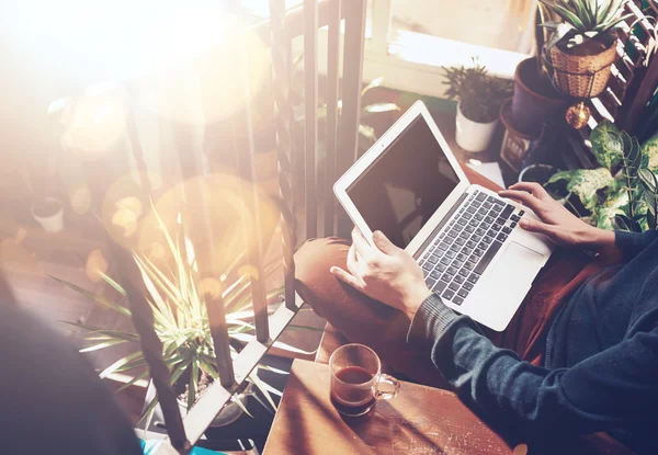 Jonge man aan het werk op zijn laptop. — Stockfoto