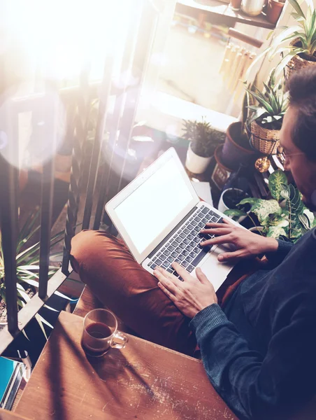 Jonge man aan het werk op zijn laptop. — Stockfoto