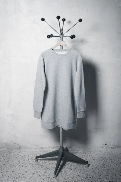 Foto von leerem Sweatshirt, das am Kleiderbügel hängt. vertikal — Stockfoto