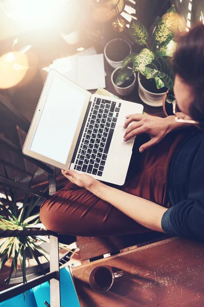 Man werkt aan zijn laptop — Stockfoto