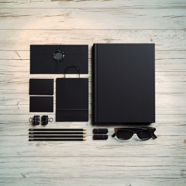 Marka unsurları açık renkli ahşap arka plan üzerinde ayarlayın. 3D render