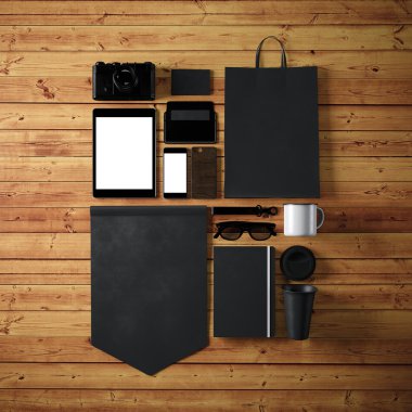 Ahşap arka plan üzerinde boş genel tasarım office nesneleri kümesi. Kare, en iyi görünüm. 3D render