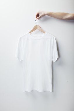 El asılı beyaz tshirt fotoğraf