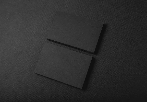 Foto von zwei Stapeln leerer schwarzer Visitenkarten auf textilem Hintergrund — Stockfoto