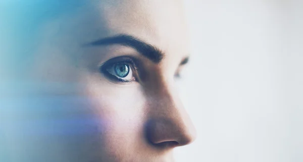Fechar o olho da mulher com efeitos visuais, isolado sobre fundo branco. Horizontal — Fotografia de Stock