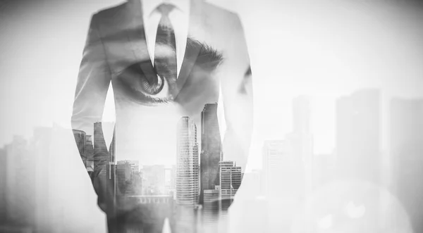 Foto de ojo de mujer y hombre de negocios en traje. Rascacielos de doble exposición en el fondo. Blanco negro — Foto de Stock