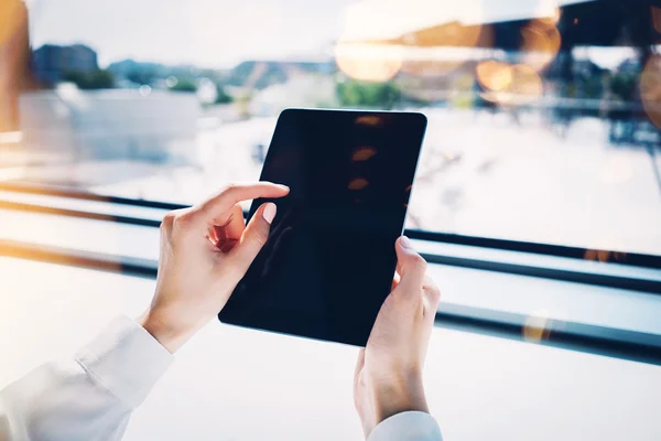 Flicka håller hennes tablet på den suddig bakgrunden. Horisontella — Stockfoto