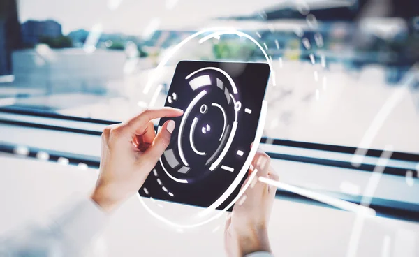 Foto de manos femeninas tocando la pantalla De tableta, efectos de interfaces visuales. Fondo borroso . — Foto de Stock