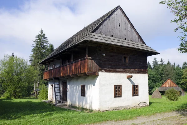 A arquitetura de madeira da região de Kysuce, Eslováquia — Fotografia de Stock