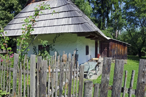 Dom drewniany z regionu oravian, Słowacja — Zdjęcie stockowe