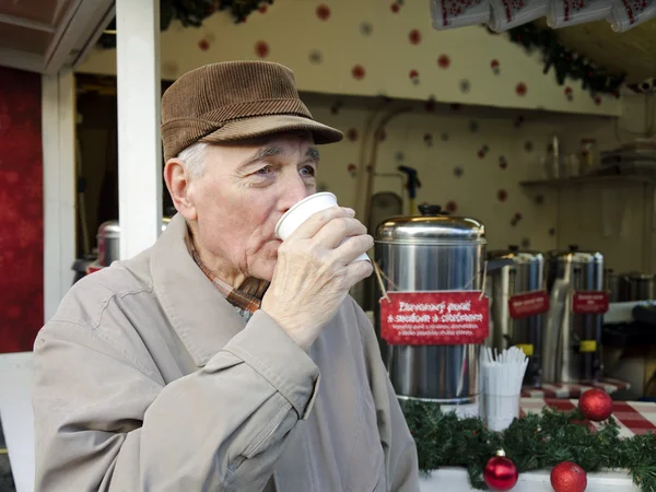 Seniorin auf dem Weihnachtsmarkt — Stockfoto