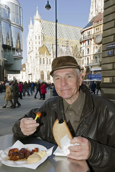 Der Senior beim Wurstessen in Wien, Österreich — Stockfoto