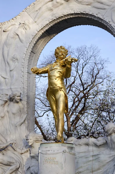 The statue of Johann Strauss in City park of Vienna — Stock Photo, Image