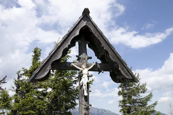 A cruz na montanha — Fotografia de Stock