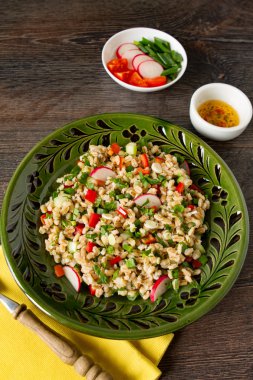 Sağlıklı sebze salatası arpa ve çiğ sebze