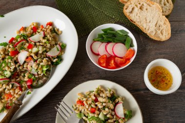 Sağlıklı sebze salatası arpa ve çiğ sebze