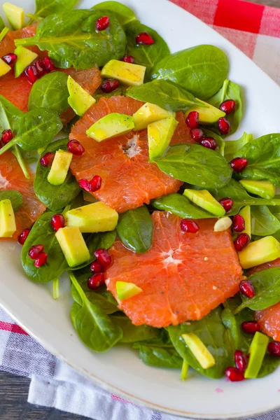 Vegetarian salad with grapefruit, spinach and avocado — Stock Photo, Image