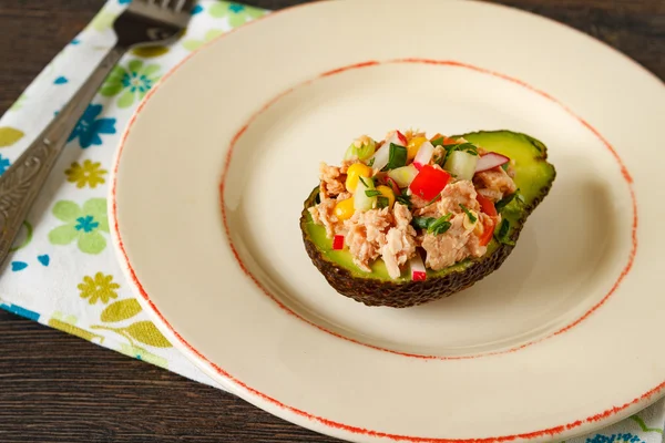 Zakąska zdrowy z awokado, tuńczyka i warzywa — Zdjęcie stockowe