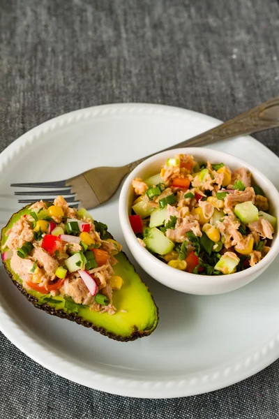 Healthy appetizer with avocado, tuna and vegetables — Stock Photo, Image