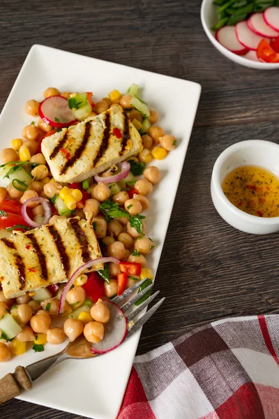 Gesunde Mahlzeit mit Kichererbsen und Gemüse — Stockfoto