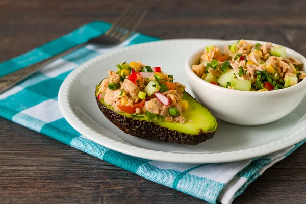 Appetizer with avocado, tuna fish and vegetables — Stock Photo, Image