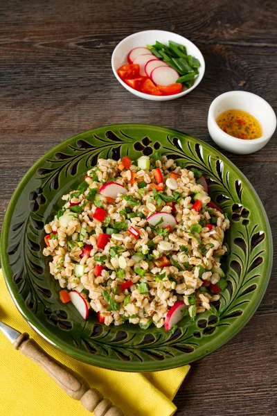 Salada vegetariana saudável com cevada e legumes crus — Fotografia de Stock