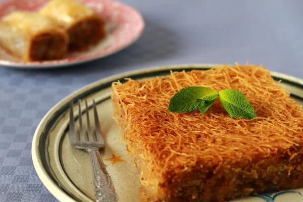 Torta Kataif su un piatto — Foto Stock