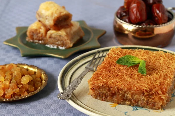 Torta Kataif su un piatto — Foto Stock