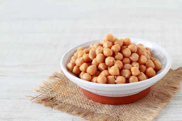 Chickpeas on white background — Stock Photo, Image