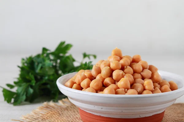 Garbanzos sobre fondo blanco —  Fotos de Stock