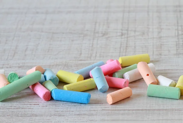 Små färgglada bitar av chalks — Stockfoto